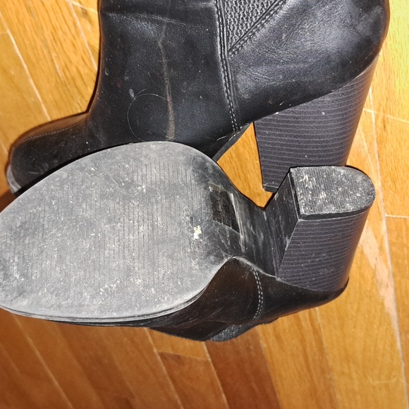 Heart in D black leather heel boots good used condition - Picture 5 of 6